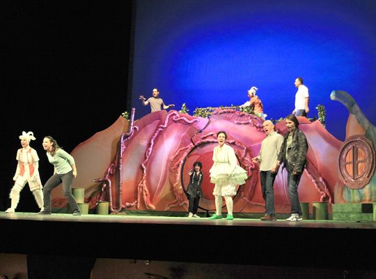 Популярната приказка "Вълкът и седемте козлета" се играе на различни сцени в страната, дори и като опера.
