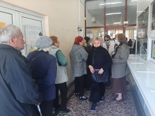 Опашка от 10-12 човека се заформи в Новата поща в Бургас вчера по обед. Повечето чакаха за пенсии, но напрежение нямаше. 
СНИМКА: ТОНИ ЩИЛЯНОВА