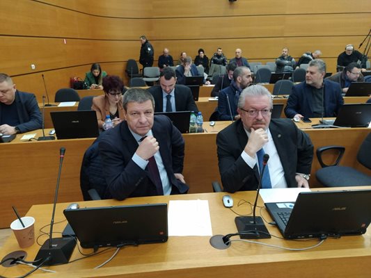 По предложение на шефа на червената група Николай Радев (вдясно) съветниците на ГЕРБ гласуваха за приемането на акциите на Варна в панаира.
