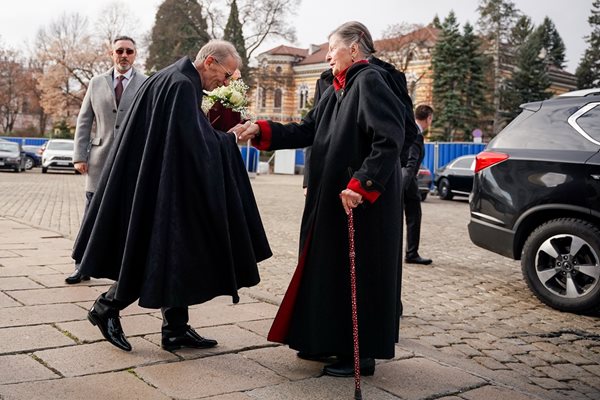 Рожденичката бе посрещната с целуване на ръка