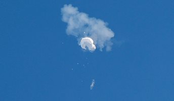 САЩ свалиха с ракета китайски балон над Атлантика, шпионирал военни обекти (Обзор)