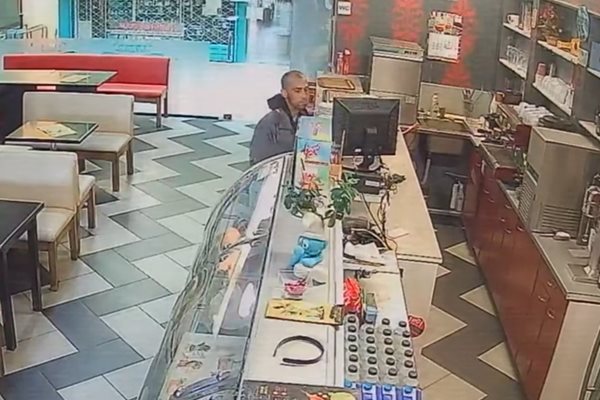 Арестуваха крадеца, задигнал телефон и пари от сладкарница в Пловдив