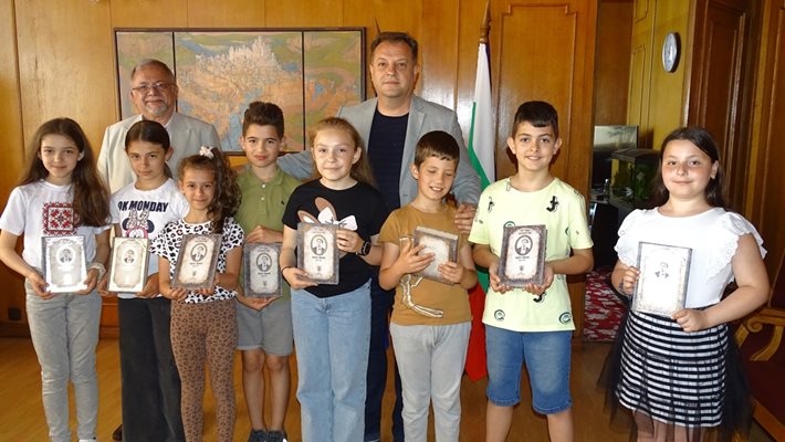 Даниел Панов и заместникът му Нейко Генчев с децата от СУ"Емилиян Станев"