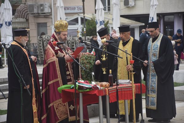 Молебен, шествие и концерт на ансамбъл "Пирин" за Националния празник в Благоевград