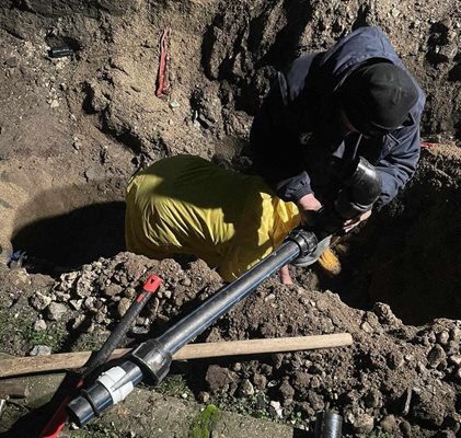 Служители на ВиК опитаха да сложат по–дебела тръба на байпаса, но и тя не помогна да тръгне водата към засегната част на Крумово.