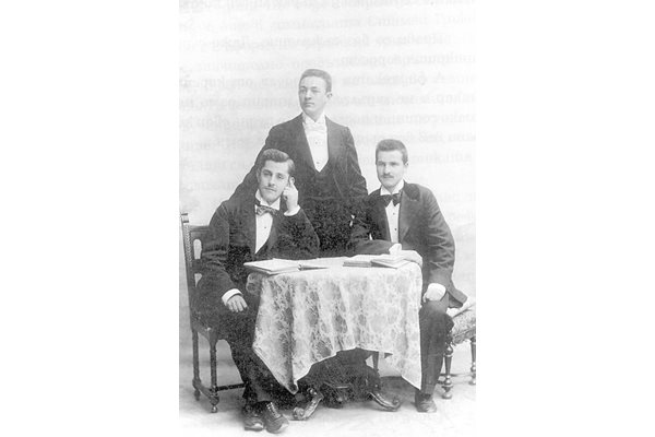 Стамен Григоров (в средата) с колеги състуденти в Монпелие