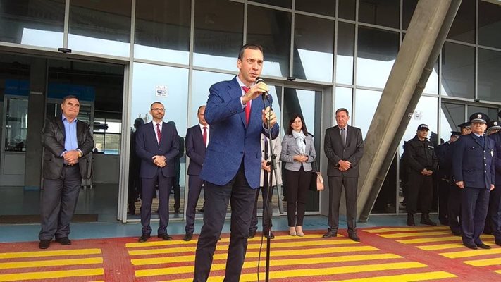 Кметът Димитър Николов поздрави полицията за новата придобивка.
