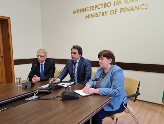 Министрите Николай Денков, Асен Василев и Стела Балтова обявиха новата инициатива.

