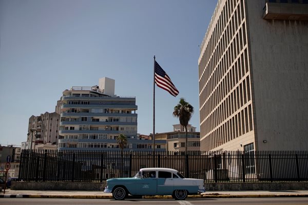 Кубинското посолство в САЩ, където бяха регистрирани първите случаи.