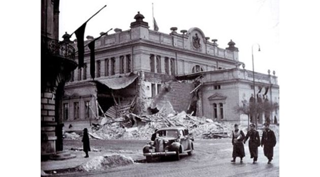 При бомбардировките през 1944 г. пострадала е и сградата на Народното събрание.