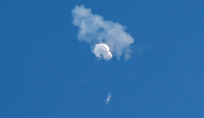 Предполагаемият китайски шпионски балон се носи към океана, след като е бил свален край брега на Южна Каролина.
СНИМКА: РОЙТЕРС