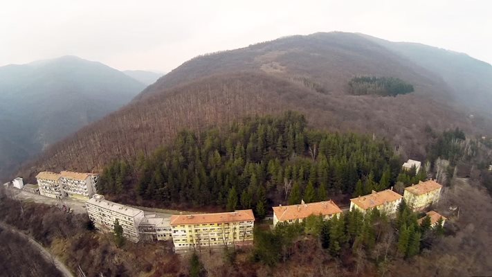 Някогашната белодробна болница в село Радунци, община Мъглиж, е разположена сред прекрасна природа в Стара планина.
Снимка: Архив