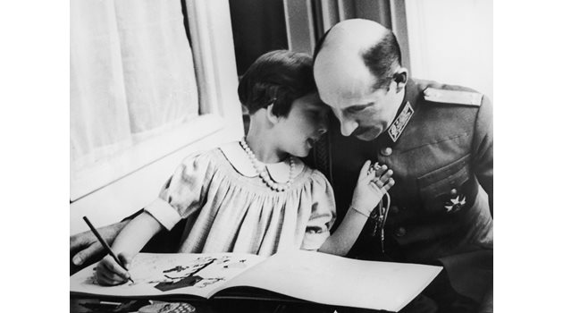 С дъщеря си Мария Луиза в двореца в София през 1938 г.