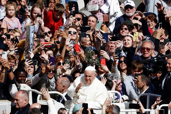 Папа Франциск поздравява вярващите малко преди Великден на площад “Свети Петър” във Ватикана.

СНИМКА: РОЙТЕРС
