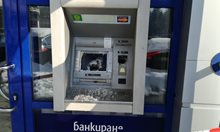 Разбиха банкомат с кирка в центъра на Кърджали

