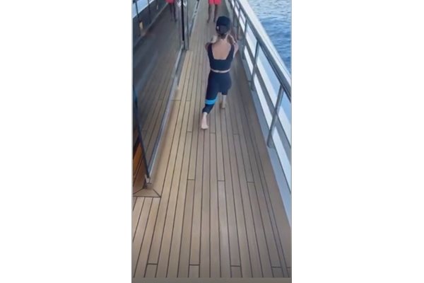 Виктория прави упражнения на яхтата.
СНИМКИ: ИНСТАГРАМ