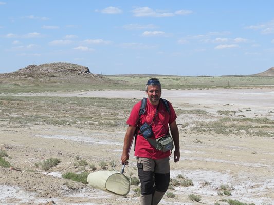 Д-р Николай Симов на полева работа в пустините на Средна Азия