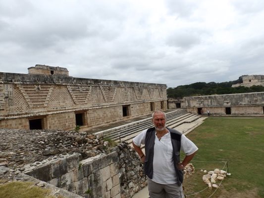 Проф. Овчаров при пътуването си в Гватемала през 2019 г. СНИМКА: ЛИЧЕН АРХИВ