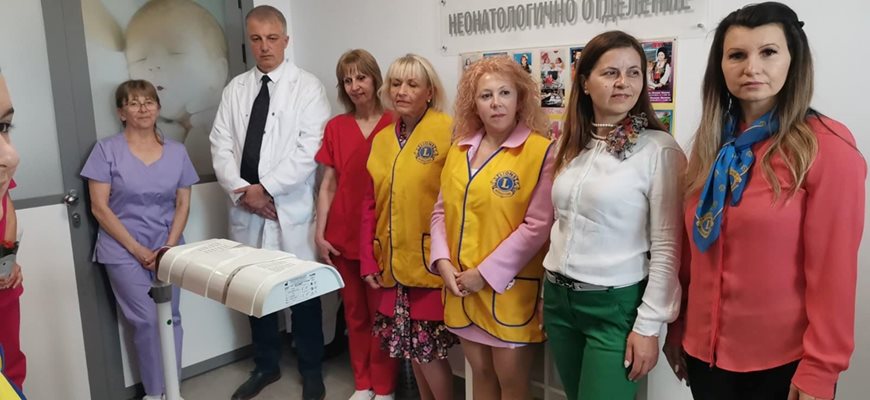 Директорът д-р Красимир Попов приветства благодетелите в болницата
Снимка: МОБАЛ "Д-р Стефан Черкезов"