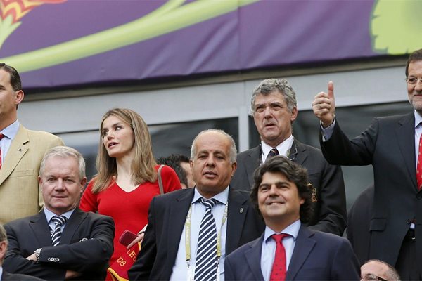 От дясно на ляво на втория ред: Мариано Рахой, шефът на Испанската футболна федерация Анхел Мария Виляр, принцеса Летисия и принц Фелипе. Групата гледа мача от европейското първенство в Полша между Испания и Италия на 10 юни.