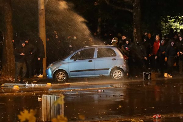 Полицията предприе мерки и изтласка всички протестиращи по ул. "Гурко"
СНИМКА: Георги Кюрпанов - Генк