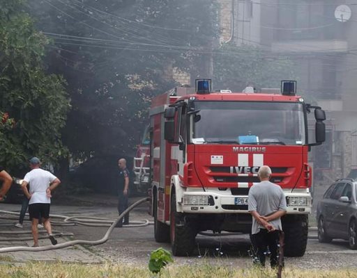 За два часа пожарникарите загасиха огъня.