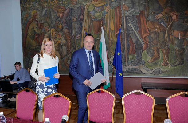 Инициативата "Сподели България" бе представена от министрите Николина Ангелкова и Румен Порожанов  през октомври 2017 г.