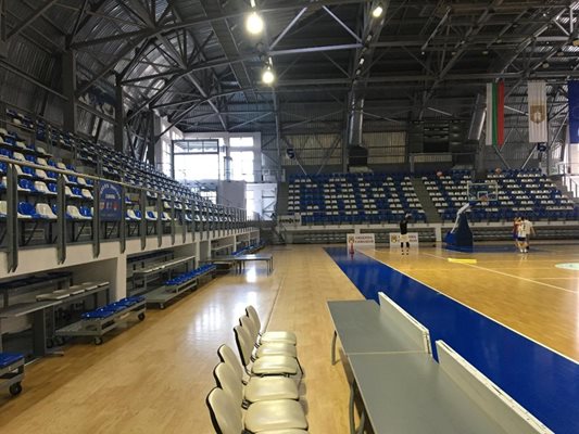 За първи път мъжкият национален отбор ще тренира и играе в "Арена Самоков".