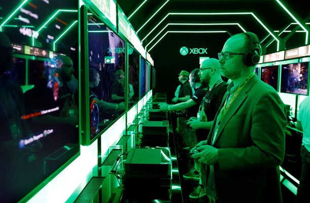 Геймъри играят на конзолата на “Майкрософт” - Xbox.