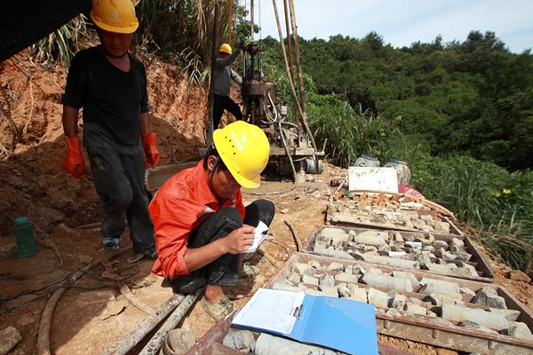 „Търсенето на полезни изкопаеми е от важно значение за социално-икономическото развитие на страната“, посочва Си Дзинпин