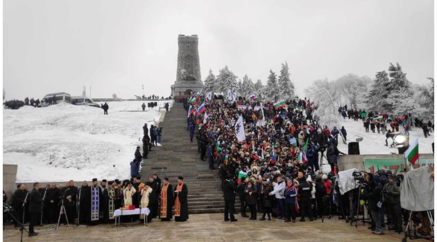 Лошото време не спря хилядите желаещи да са на Шипка в празничния ден.