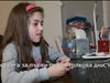 Зов за помощ: Момиченце рисува картини, за да спаси майка си (Видео)