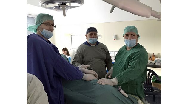 Димитър Шишков по време на операция