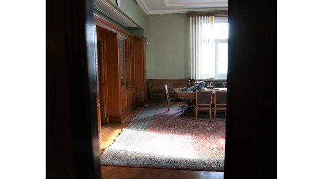 Прокълнатият кабинет е на втория етаж и гледа към БНБ.
СНИМКА: ВАСИЛ ПЕТКОВ

