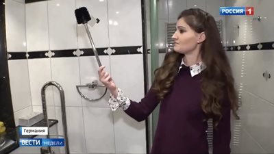 The reporter from Russia 1 shows the toilet brush in the village of Navalny in Germany.