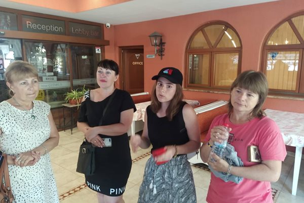 Жените са разстроени, че си тръгват от Пловдив.