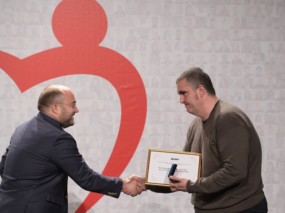 Председателят на СОС Георги Георгиев награди учителя Илия Михайлов, който събира пари за онкоболни деца.