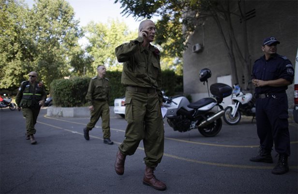 Израелски полицай пристига в Бургас. Снимка: Ройтерс