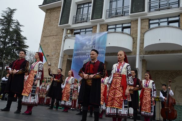 Шествие и концерт на ансамбъл "Пирин" за Националния празник в Благоевград.