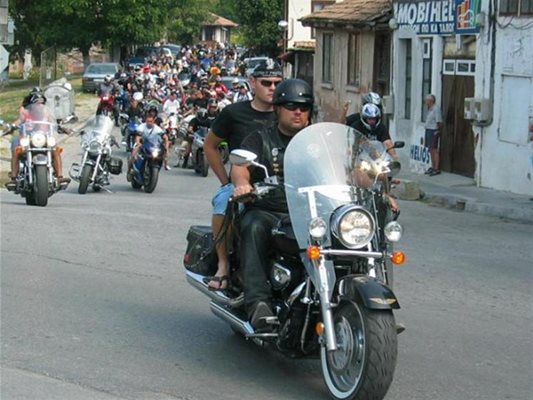 Стотици рокери с мощни мотоциклети окупираха Велико Търново заради събора. 
СНИМКА: ДИМА МАКСИМОВА