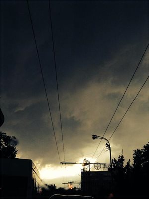 Иво Аръков прави кадър на небето минути преди бурята.
