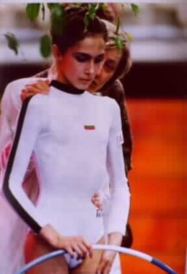 Нешка Робева дава наставления на 16-годишната Мария Петрова преди съчетанието й с обръч на дебютното световно първенство през 1991 г.