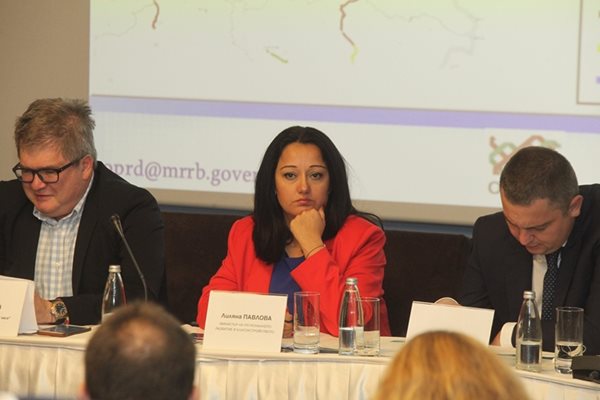 Министърът на регионалното развитие Лиляна Павлова отговаря на въпроси на бизнеса.