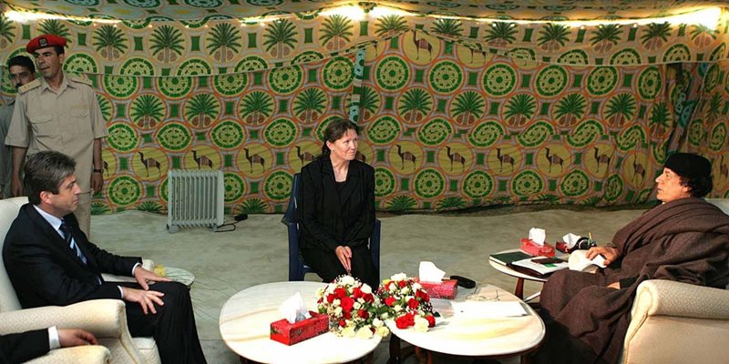 СРЕЩА: Българският държавен глава Георги Първанов разговаря с либийския вожд Муамар Кадафи в палатката му, опъната в двора на казармите “Баб ел Азизия” в Триполи през май 2005 г.