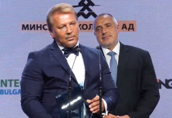 Николай Младжов получи от премиера Бойко Борисов голямата награда на КРИБ за качество.