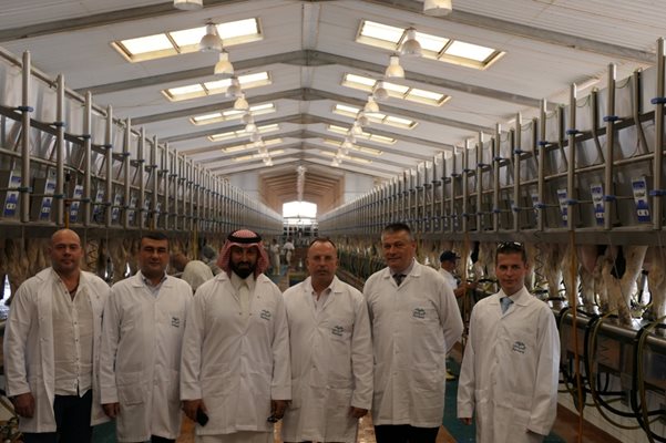 Българската делегация, водена от министър Порожанов,  посети ферма, в която се отглеждат над 170 000 крави.