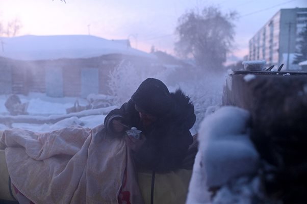 Това е опасно съществуване. Твърде далеч от тръбата и той може да умре от измръзване. Твърде близо - може да получи тежки изгаряния.