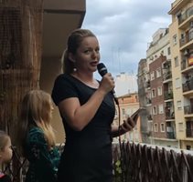 Варненка поздрави съседите с "Аве Мария" от балкона си във Валенсия (Видео)