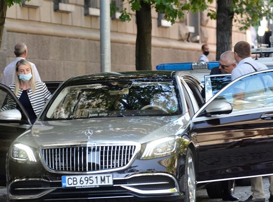 Колата на Марешки бе пред входа на НС. С нея той закара част от депутатките от партията му след заседанието.