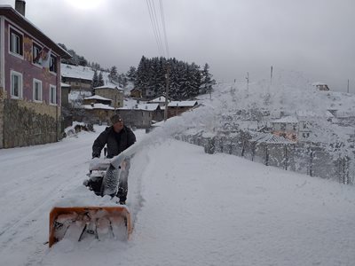 Чистят пътищата в Лилково от 15-сантиметровата снежна покривка. Снимки: Община "Родопи"